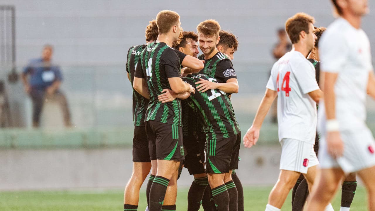 Jugadores de Austin II celebrando un gol
