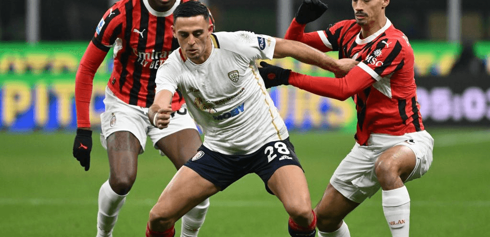 Dos jugadores de AC Milan intentando recuperar el balón