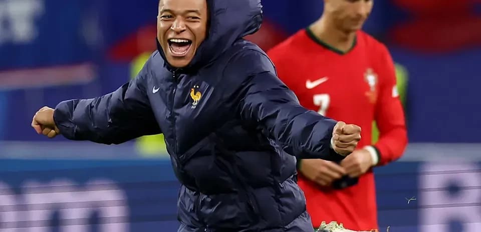 Jugador celebrando con chaqueta en partido de fútbol