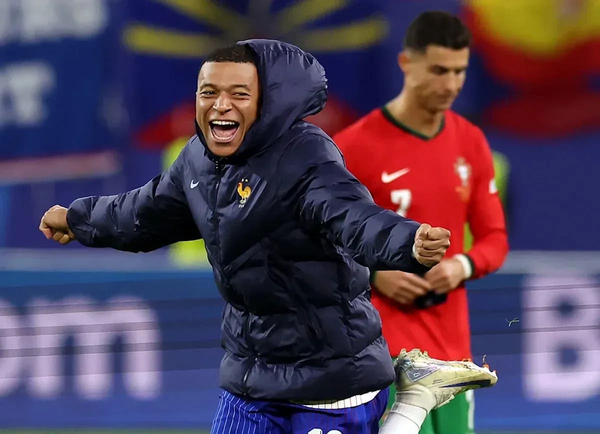 Jugador celebrando con chaqueta en partido de fútbol