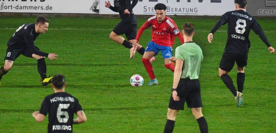Jugadores de Homberg y Kleve en acción
