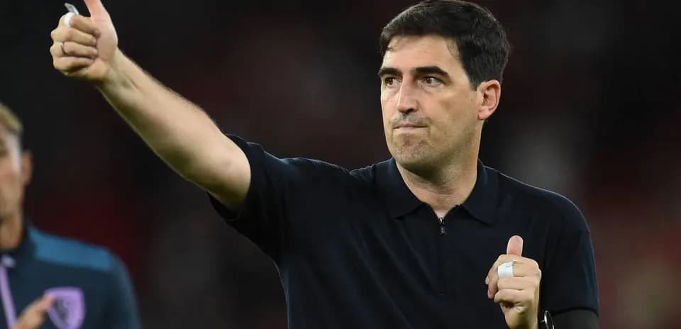Entrenador aplaudiendo y señalando con pulgar arriba