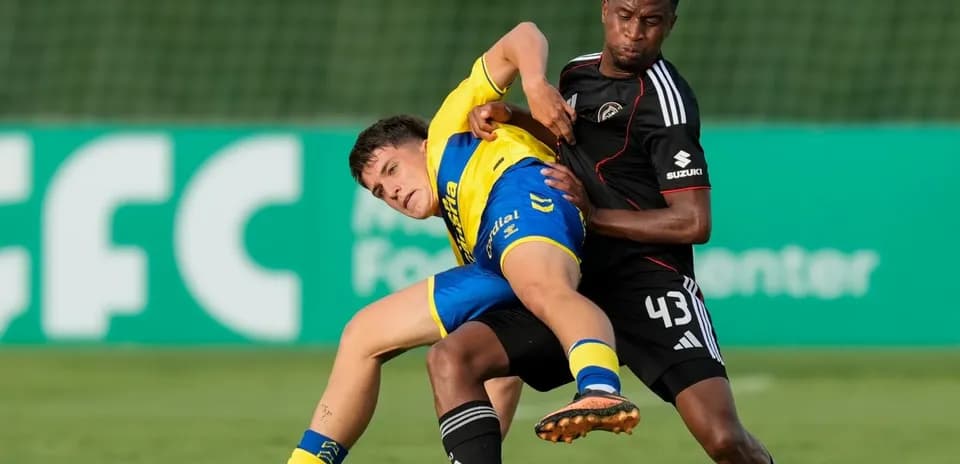 Jugador en disputa con balón durante un partido de fútbol