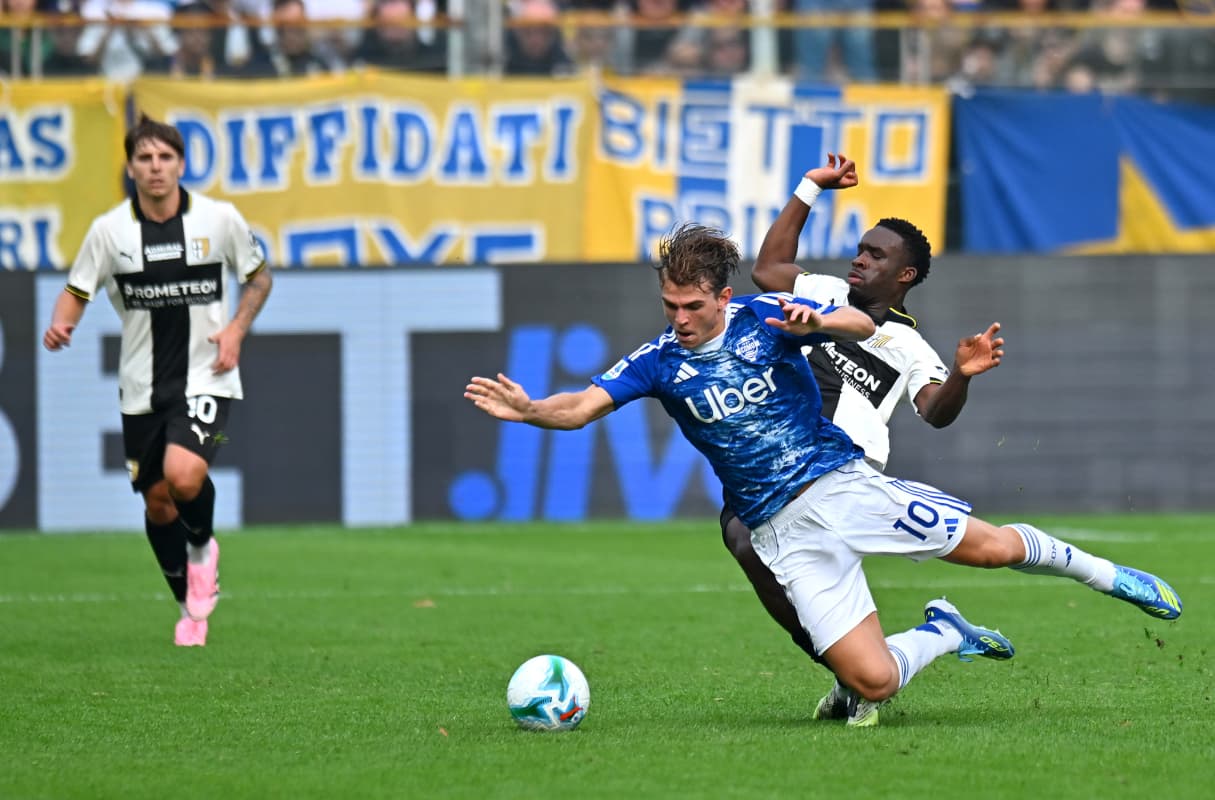 Jugador de Como cae ante un defensor de Parma