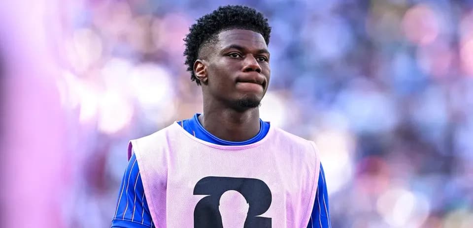 Jugador en la banca con camiseta de calentamiento