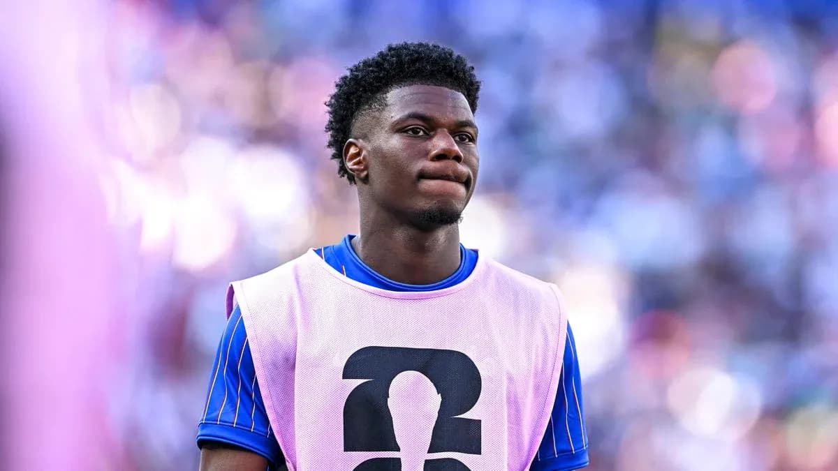 Jugador en la banca con camiseta de calentamiento