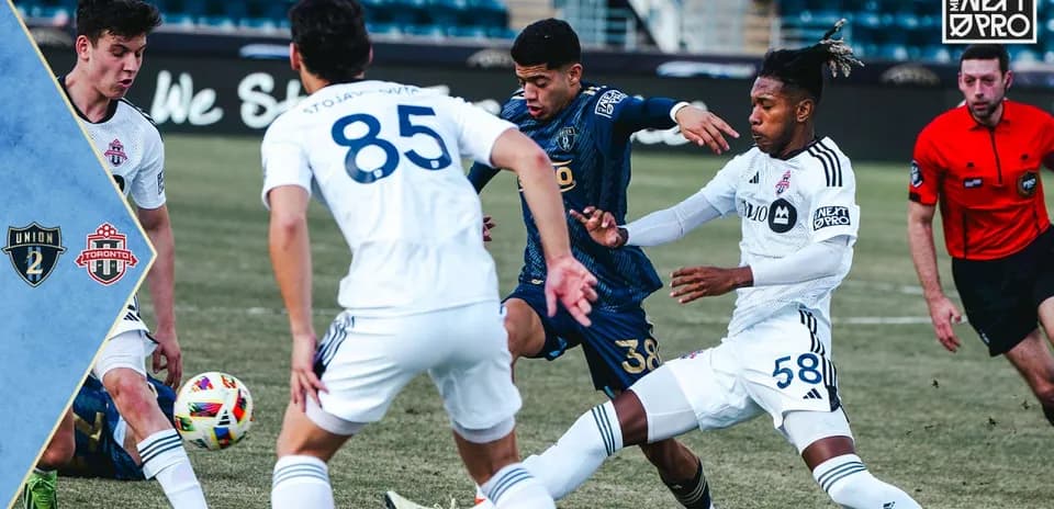 Jugadores compitiendo en el partido Toronto II vs Philadelphia Union II