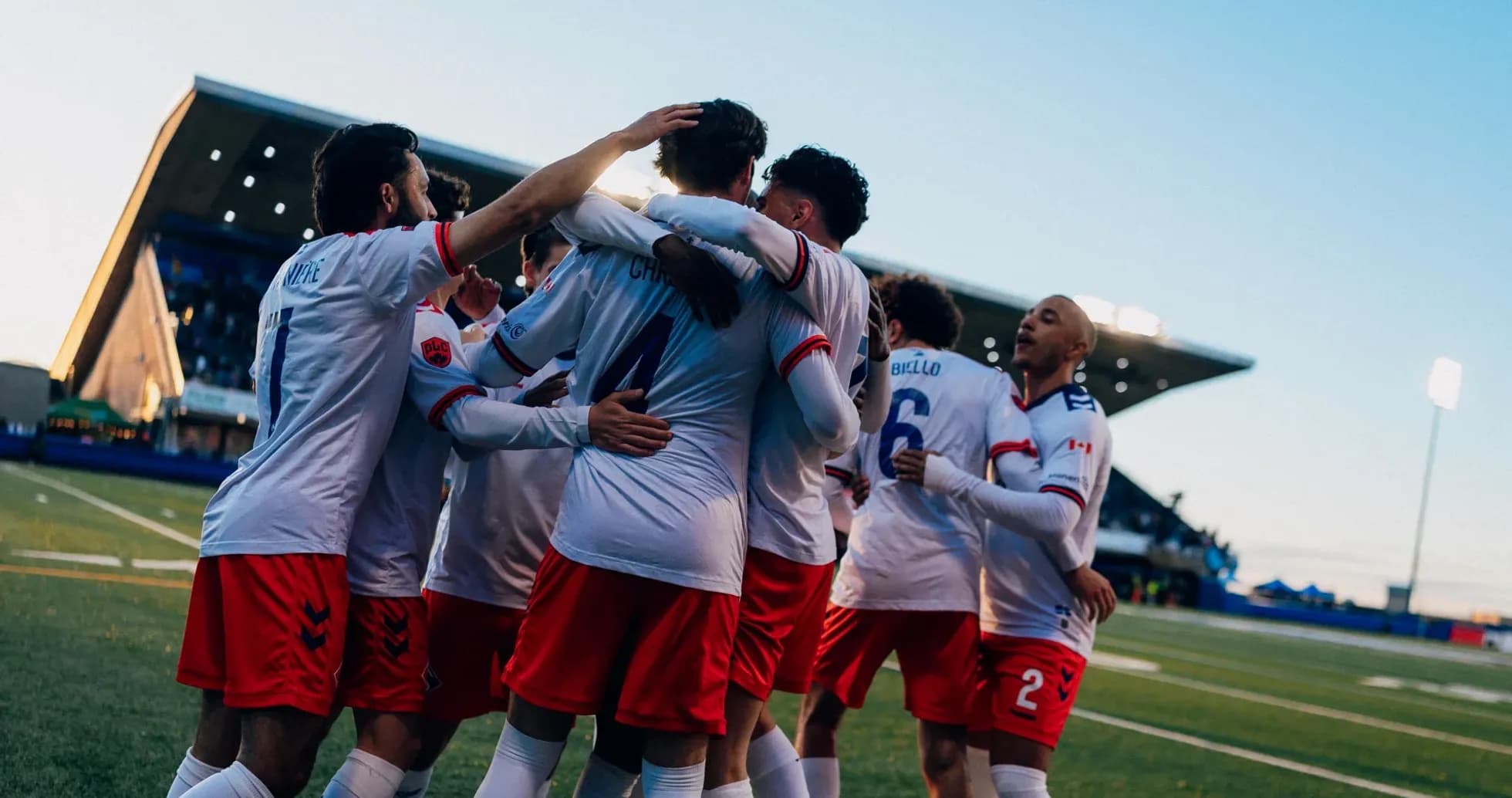Jugadores celebrando un gol del HFX Wanderers FC