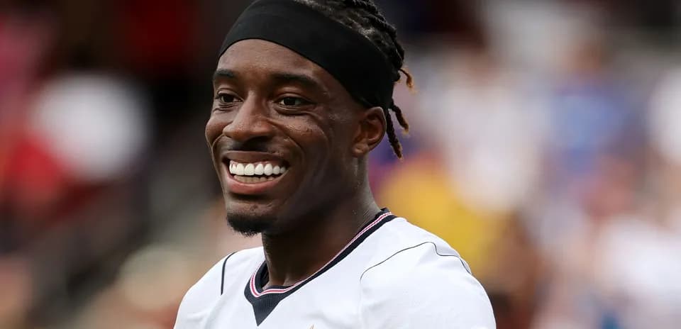 Jugador sonriendo en el campo durante el partido