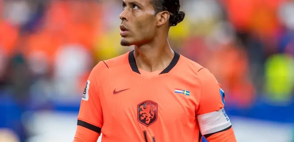 Jugador en uniforme naranja durante un partido de fútbol