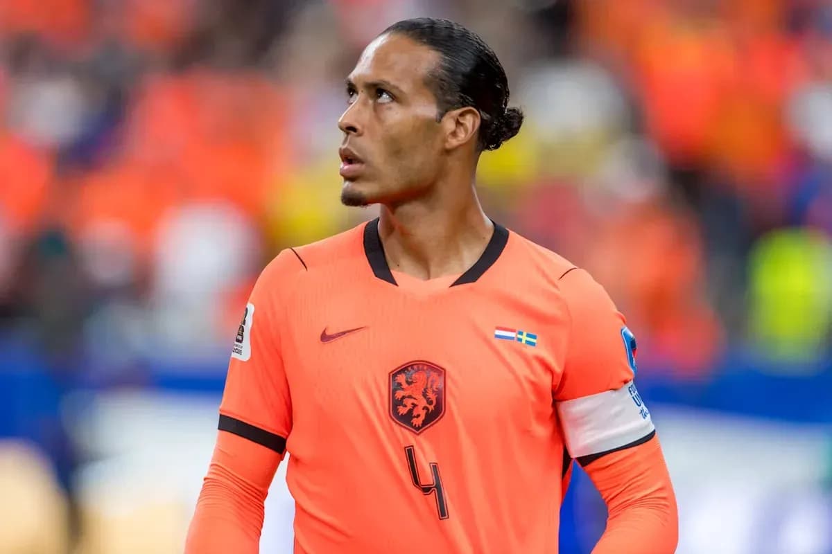 Jugador en uniforme naranja durante un partido de fútbol