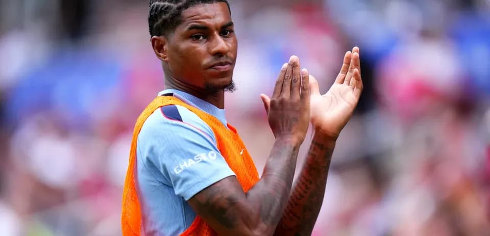 Jugador aplaudiendo durante el calentamiento previo al partido