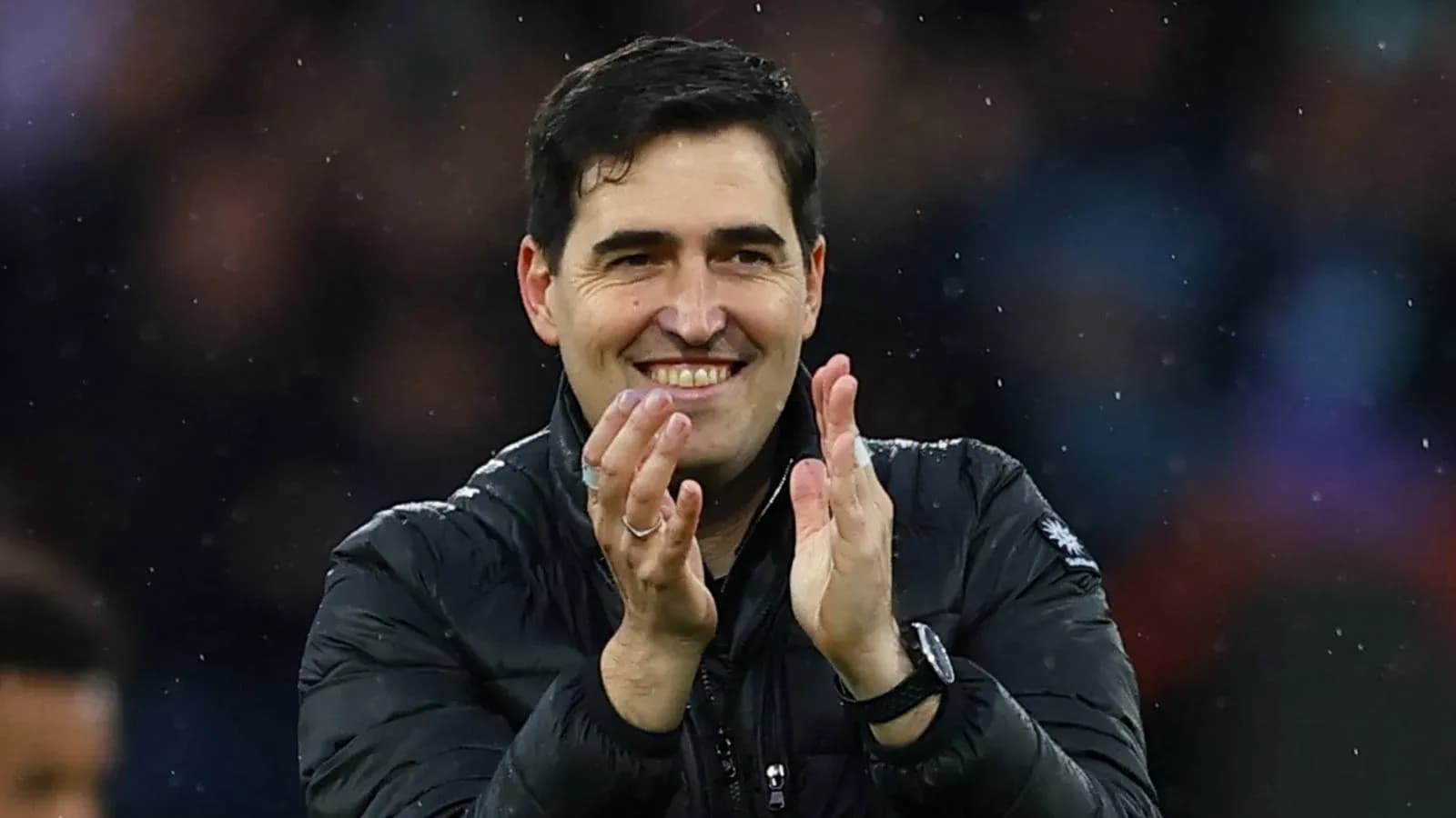 Entrenador aplaudiendo durante un partido Entrenador aplaudiendo durante un partido