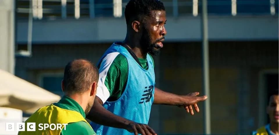 Jugador entrenando con compañeros en la cancha
