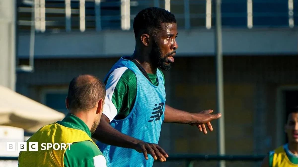 Jugador entrenando con compañeros en la cancha