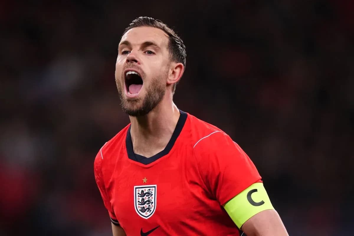 Jugador de Inglaterra gritando con camiseta roja