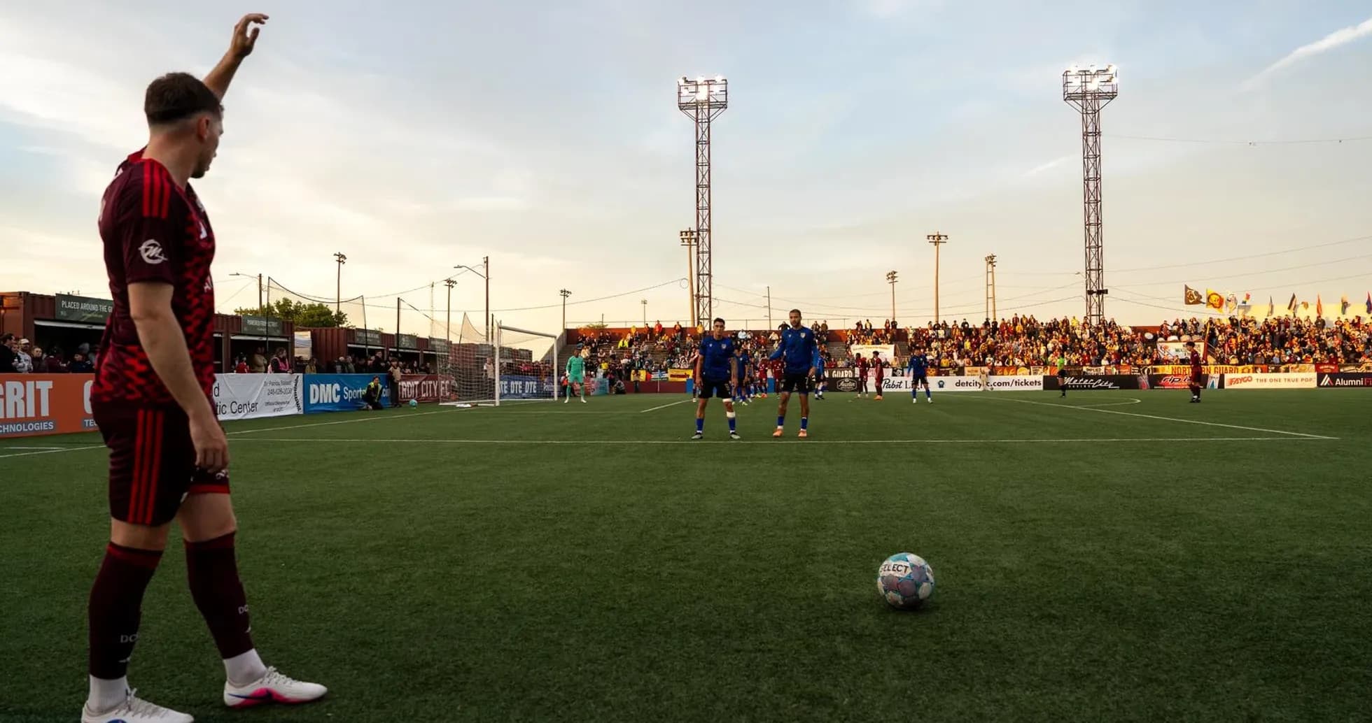 Jugador señalando un tiro libre en el partido