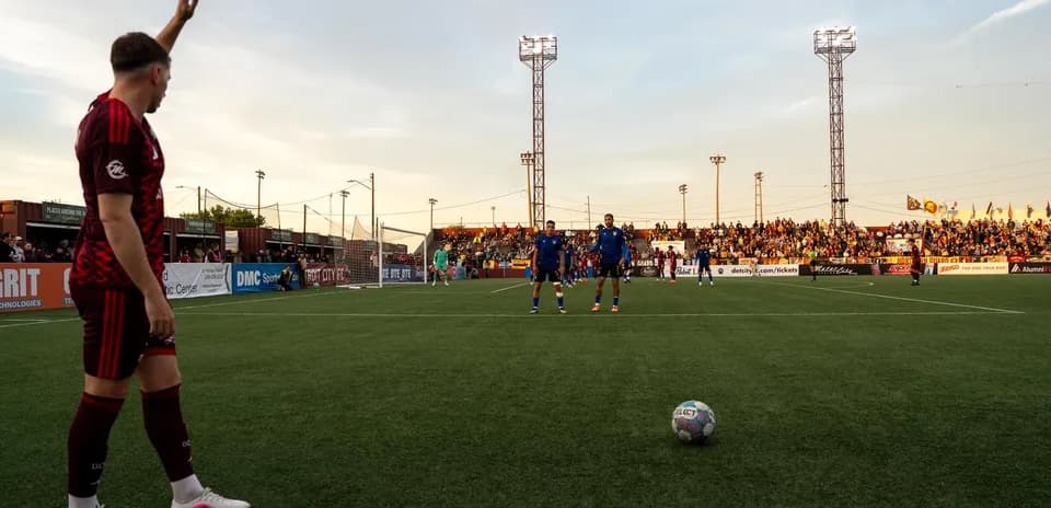 Jugador señalando un tiro libre en el partido