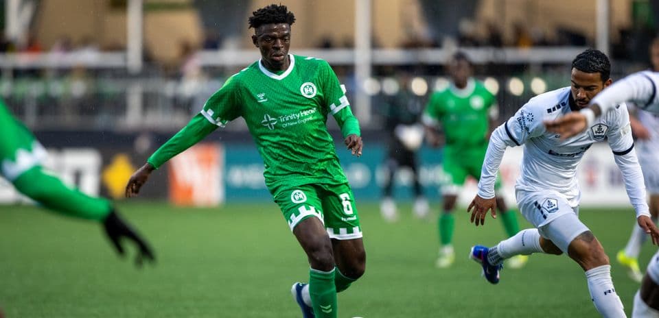 Jugador del Hartford Athletic en acción durante el partido