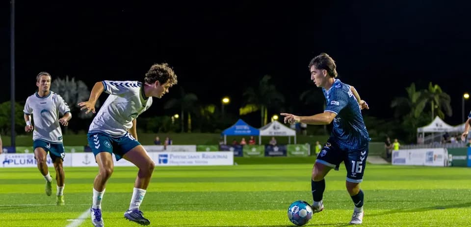 Jugadores de Naples y Sarasota Paradise en acción