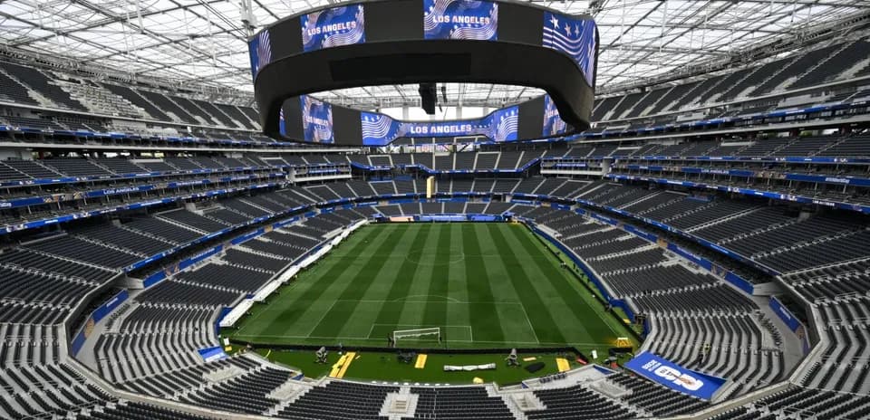 Estadio vacío con césped bien cuidado