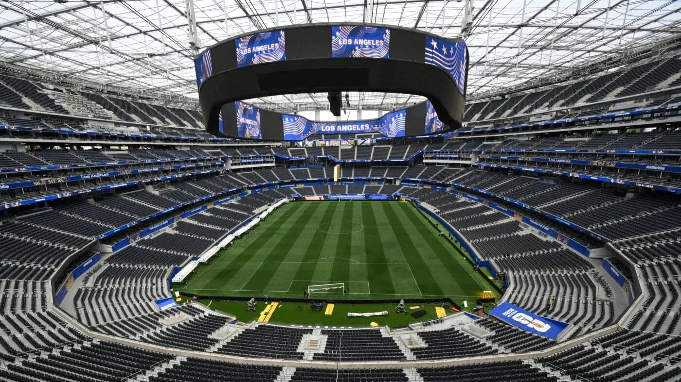 Estadio vacío con césped bien cuidado