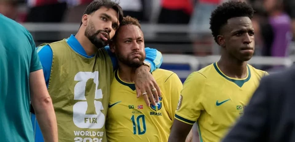 Jugadores de Brasil en el banquillo tras partido