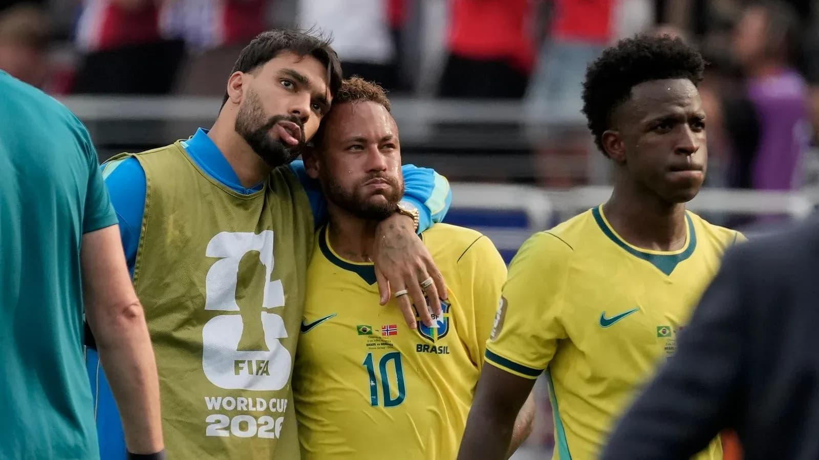 Jugadores de Brasil en el banquillo tras partido