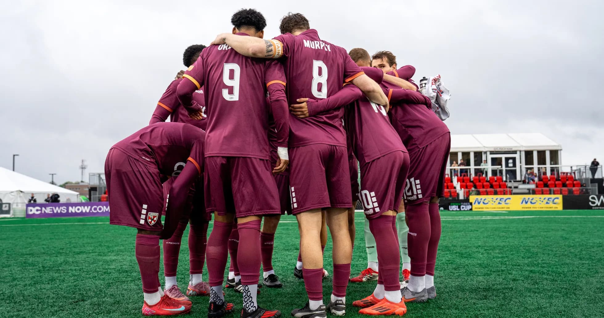 Jugadores de Loudoun United en huddle antes del partido