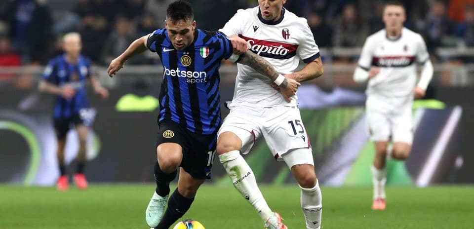 Luchando por el balón en Bologna vs Inter