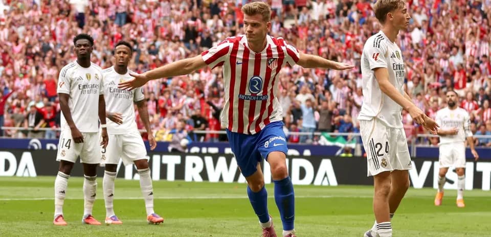 Jugador de Atlético de Madrid celebra un gol en partido