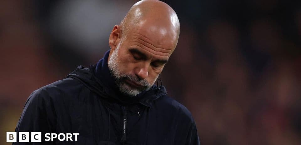 Entrenador mirando hacia abajo en el banquillo