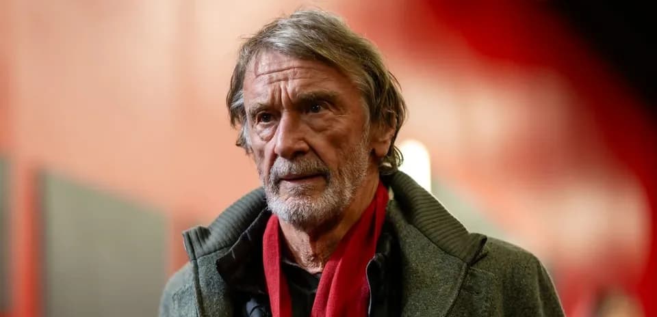 Hombre mayor con abrigo y bufanda roja