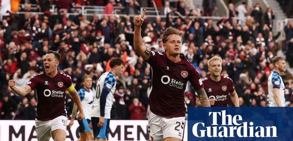 Jugadores de Hearts celebrando un gol en el partido