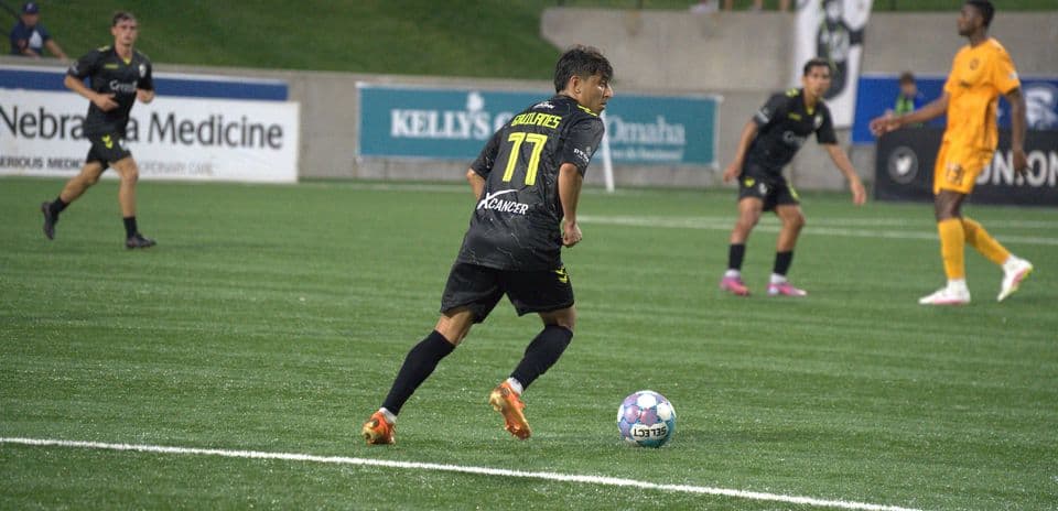 Jugador de Union Omaha en acción durante el partido