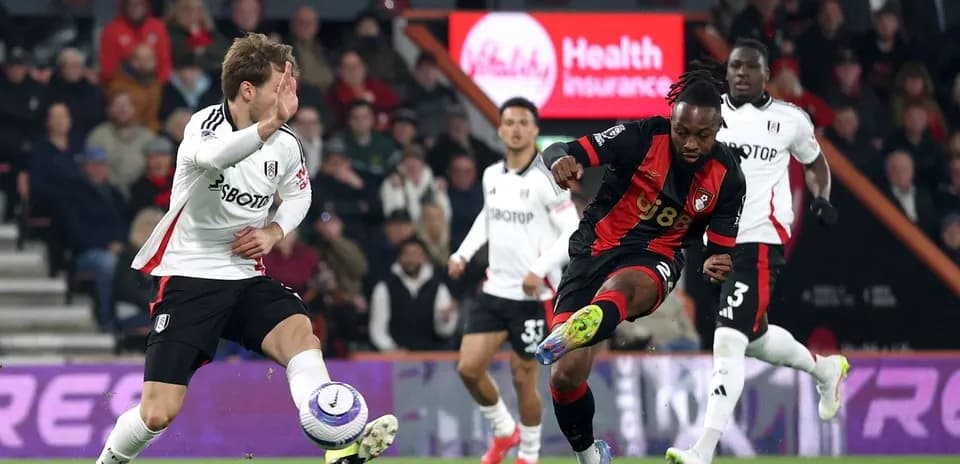 Jugador de Bournemouth disparando el balón