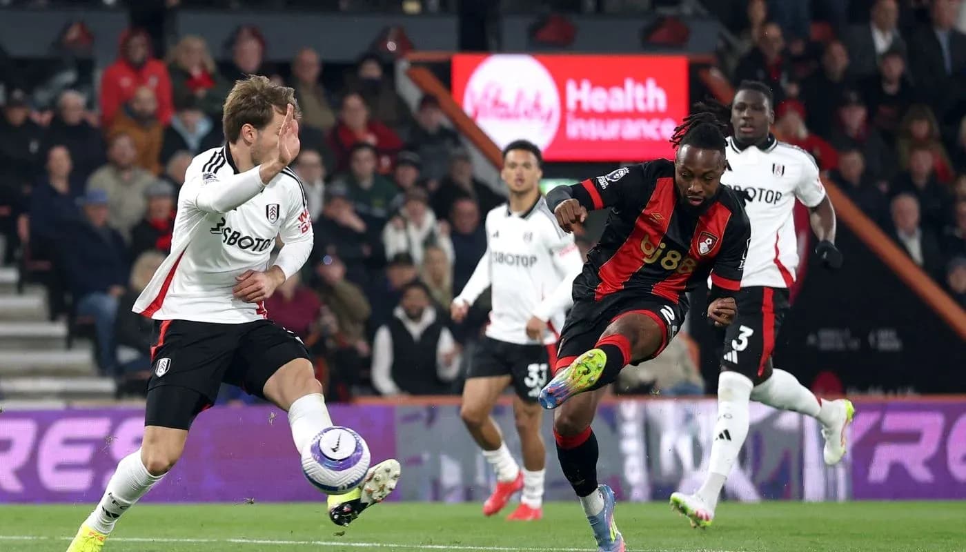 Jugador de Bournemouth disparando el balón