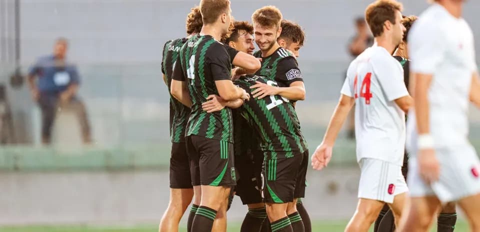 Jugadores de Austin II celebrando un gol