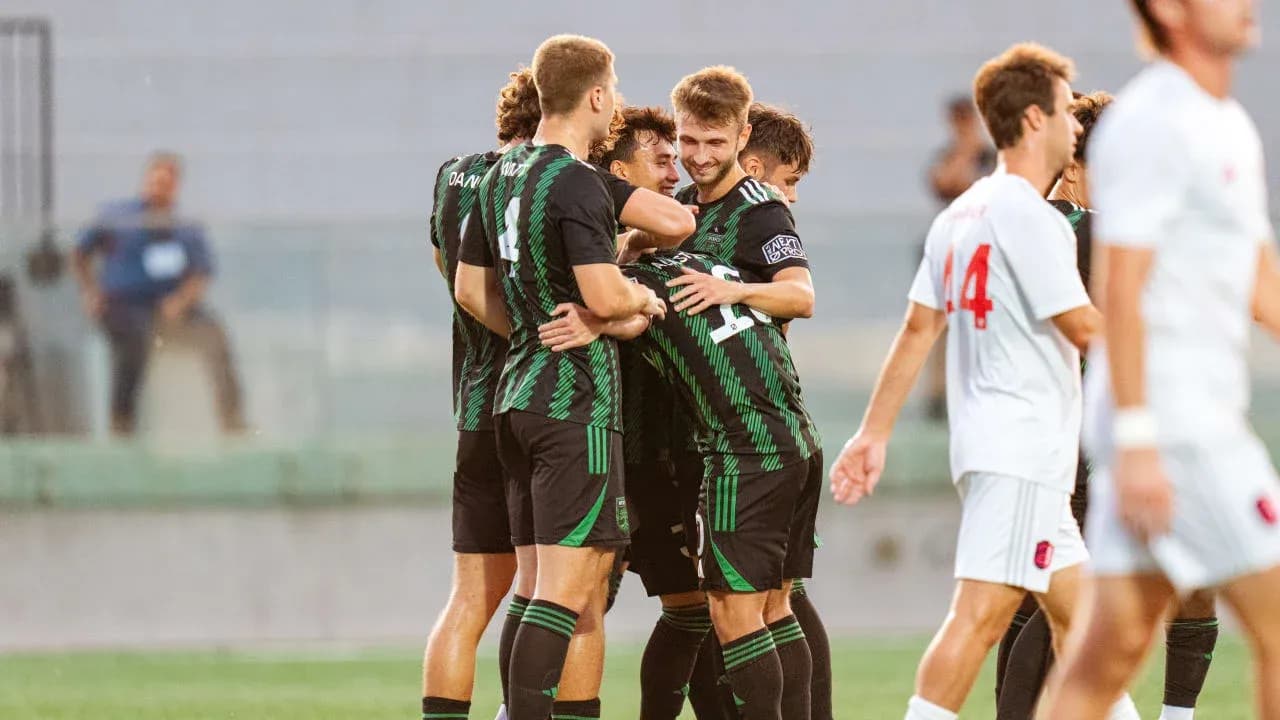 Jugadores de Austin II celebrando un gol
