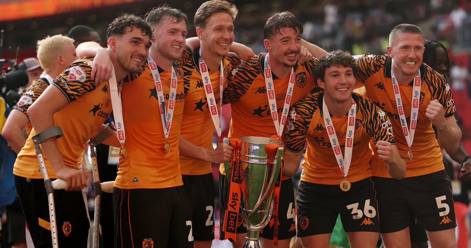 Jugadores de Hull City celebrando con el trofeo