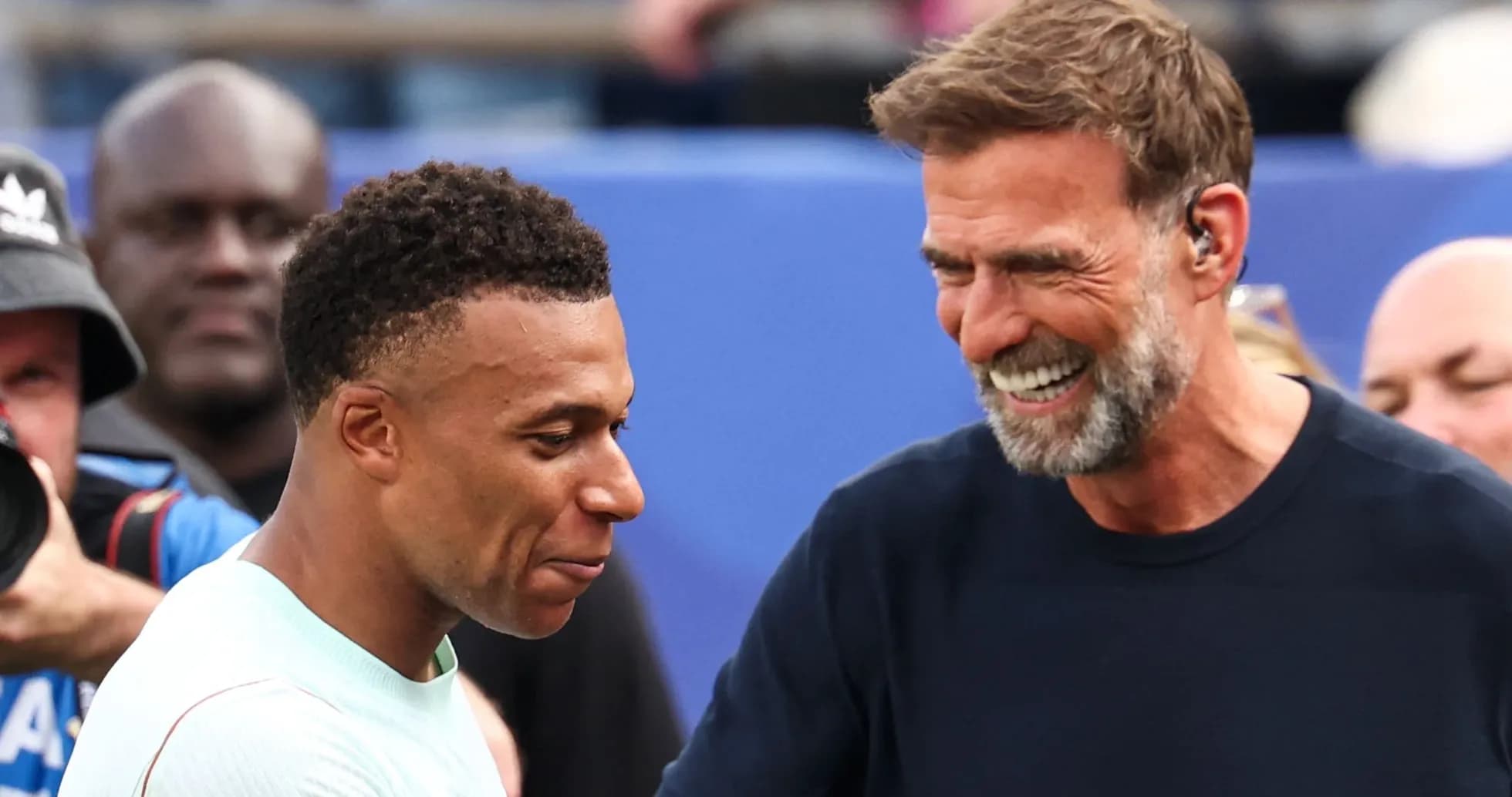 Mbappé y Klopp sonriendo y conversando juntos