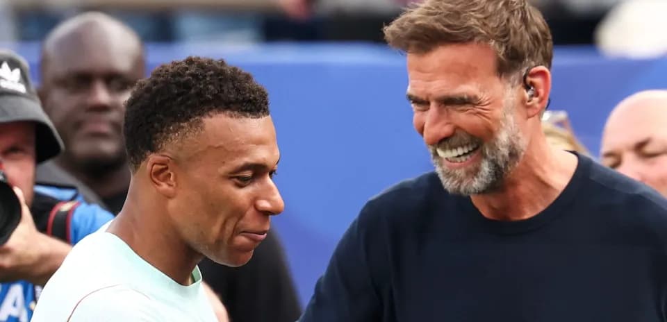 Mbappé y Klopp sonriendo y conversando juntos