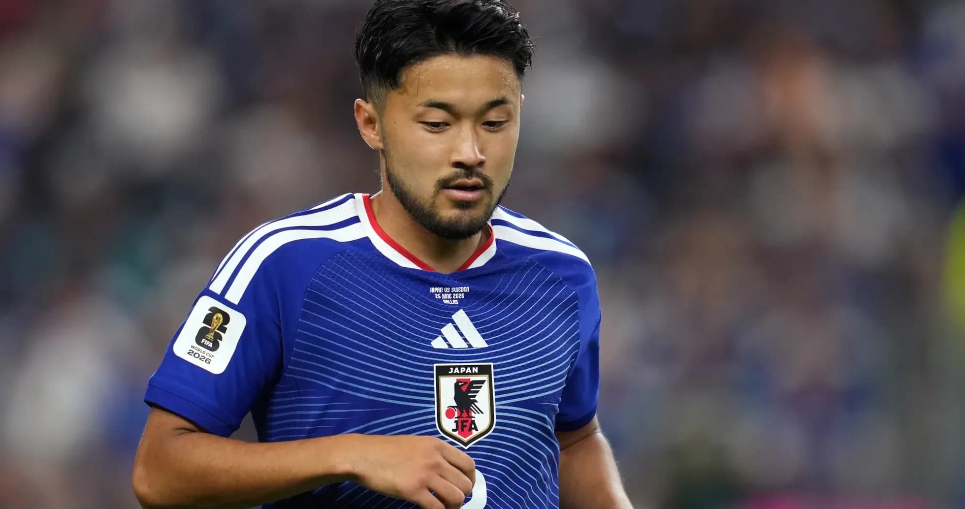 Jugador de Japón con camiseta azul en acción