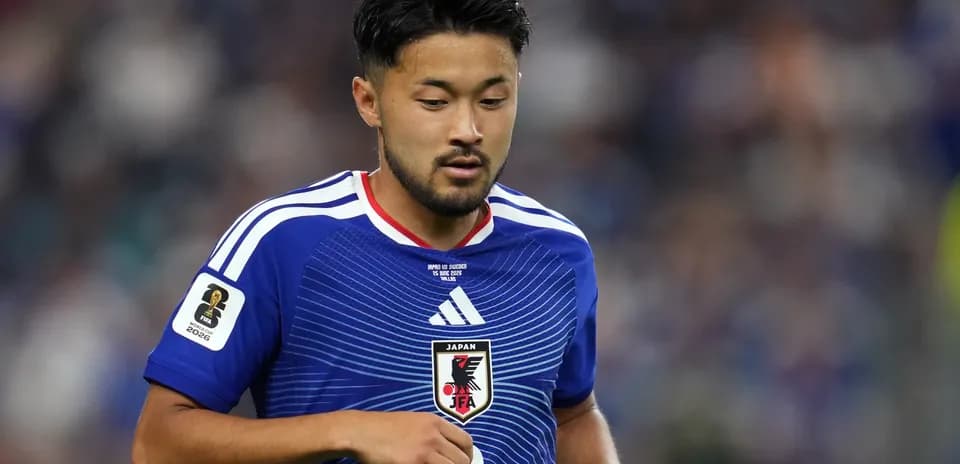 Jugador de Japón con camiseta azul en acción