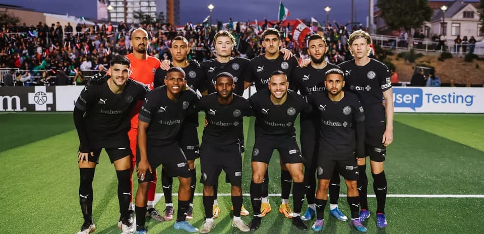 Equipo posando antes del partido de fútbol
