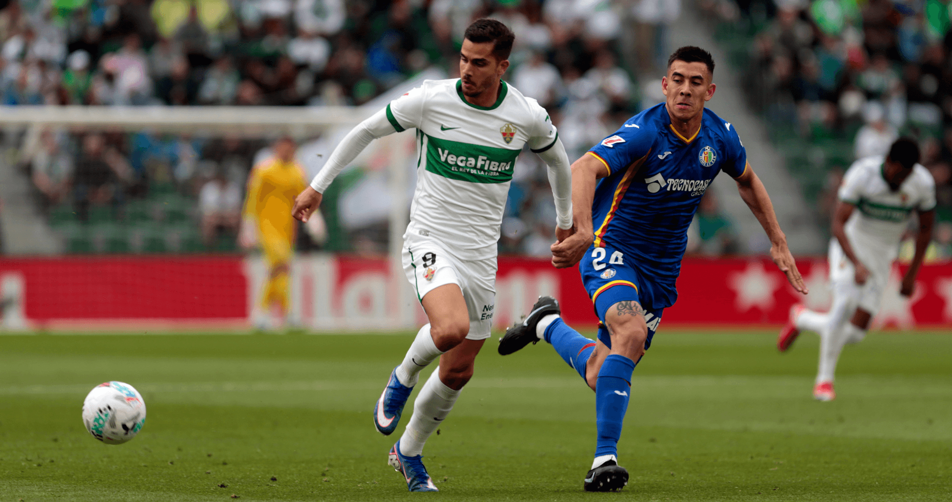 Elche y Getafe compiten por el balón