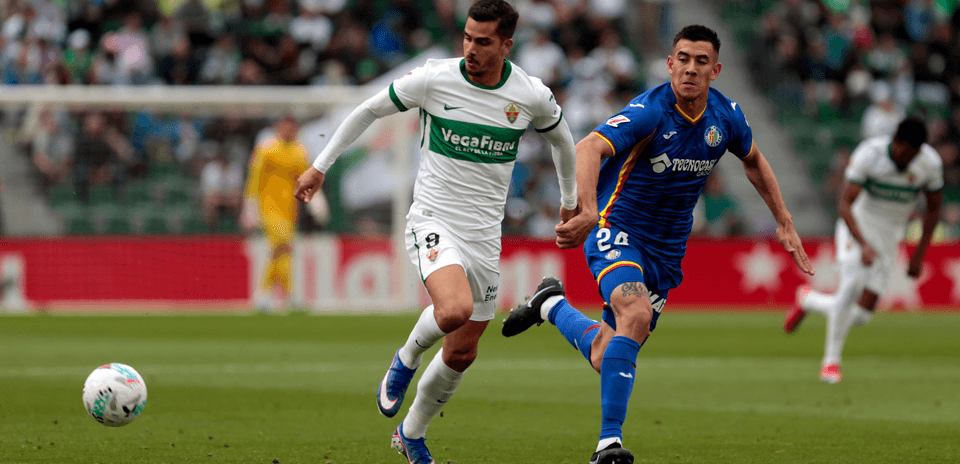 Elche y Getafe compiten por el balón