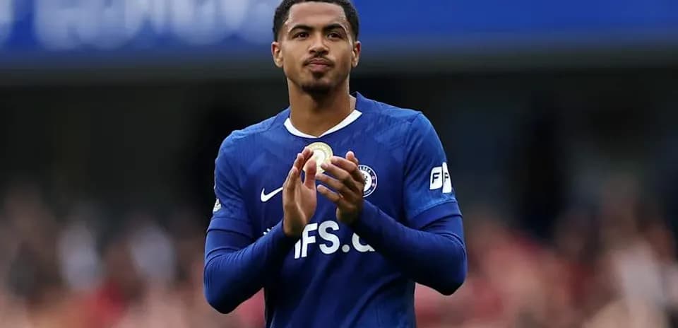 Jugador aplaudiendo en el campo durante partido