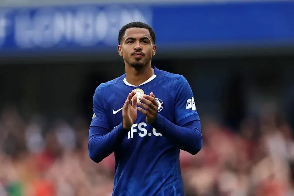 Jugador aplaudiendo en el campo durante partido