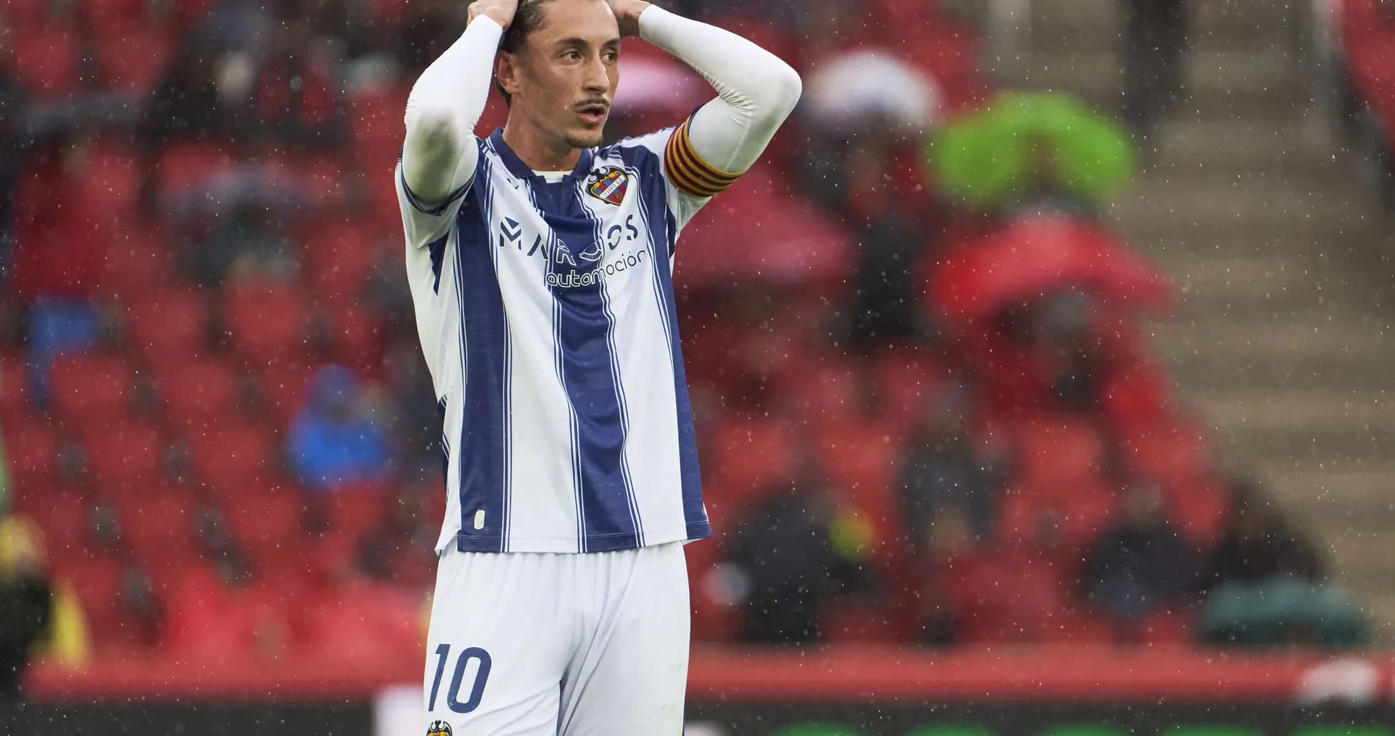 Jugador de Levante en partido contra Mallorca